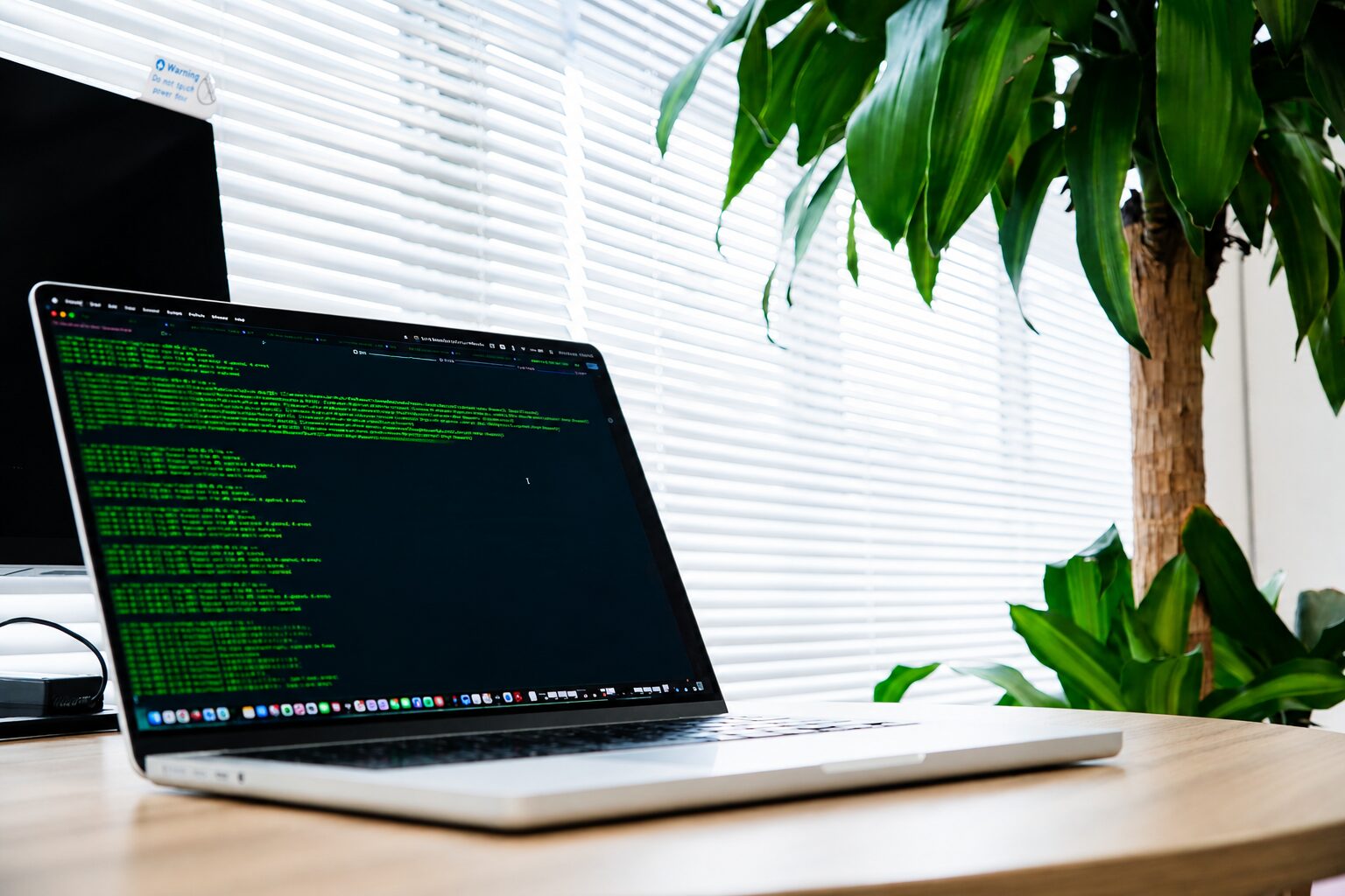 開発中のソースコードを表示したノートPC